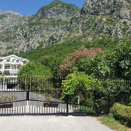 Roman Gardens Studio Apartment Risan Exterior foto